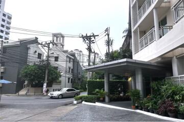 A fully furnished unit condominium at 49 Plus is located on Sukhumvit 49 about 12 minutes from BTS Thong Lor.