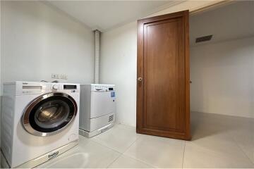 "Luxurious 3-Bed Condo in Khlong Toei - Reduced Price!"