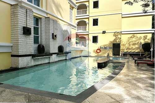 "Luxurious 3-Bed Condo in Khlong Toei - Reduced Price!"