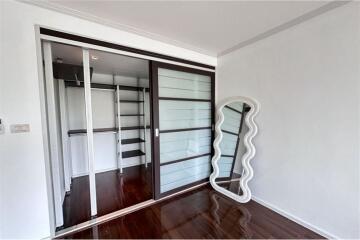 "Luxurious 3-Bed Condo in Khlong Toei - Reduced Price!"