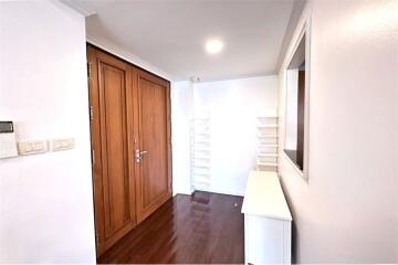 "Luxurious 3-Bed Condo in Khlong Toei - Reduced Price!"