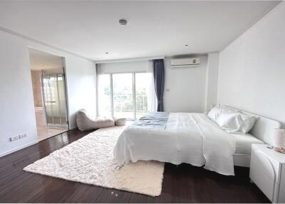 "Luxurious 3-Bed Condo in Khlong Toei - Reduced Price!"