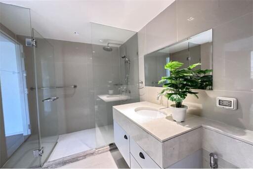 "Luxurious 3-Bed Condo in Khlong Toei - Reduced Price!"