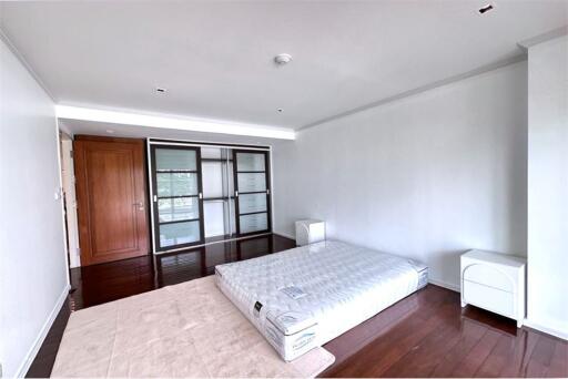 "Luxurious 3-Bed Condo in Khlong Toei - Reduced Price!"