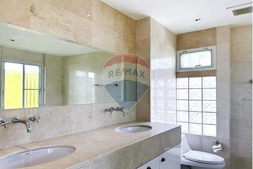 "Luxurious 3-Bed Condo in Khlong Toei - Reduced Price!"