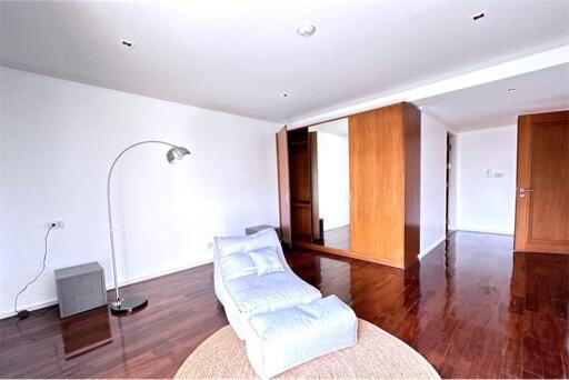 "Luxurious 3-Bed Condo in Khlong Toei - Reduced Price!"