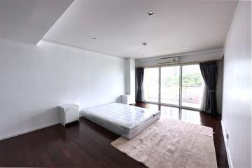 Homey and Pet-friendly condominium located in a quiet area very nice neighborhood with only 5 minutes walk to BTS Thonglor.