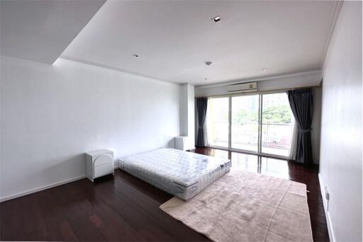 "Luxurious 3-Bed Condo in Khlong Toei - Reduced Price!"