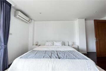 "Luxurious 3-Bed Condo in Khlong Toei - Reduced Price!"