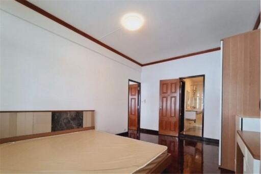 Charming 3-Bedroom Home for Rent in the Heart of Sukhumvit 26!