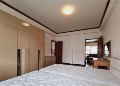 Charming 3-Bedroom Home for Rent in the Heart of Sukhumvit 26!