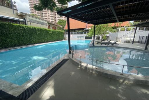 !! Promotion Price !! Modern big terrace 4 bedrooms in private apartment Sathon Soi 1