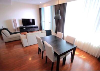A beautiful unit with an effortlessly accessible condominium to BTS Phrom Phong on the Sukhumvit 24. - 920071062-124
