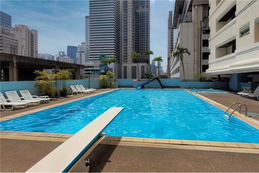 Pet friendly renovated 3 bedroom Sukhumvit 23 BTS Asoke