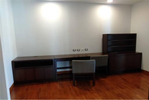 Spacious and Pet-Friendly: 4+1 Bedroom Apartment for Rent in Sukhumvit 23, BTS Asoke and MRT Sukhumvit! - 920071001-10869