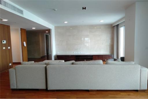 Spacious and Pet-Friendly: 4+1 Bedroom Apartment for Rent in Sukhumvit 23, BTS Asoke and MRT Sukhumvit!