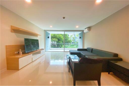 For rent apartment white and bright unit 2 bedrooms with huge balcony in low rise apartment in Sukhumvit 61. - 920071001-10852