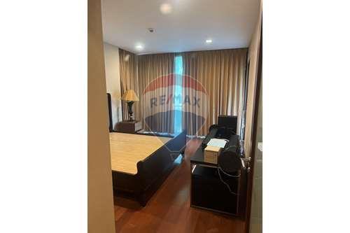 Pathumwan Oasis, close to BTS, 3 Bedrooms Duplex 177 Sqm., 80K