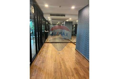 Pathumwan Oasis, close to BTS, 3 Bedrooms Duplex 177 Sqm., 80K