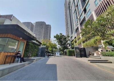 Newly Renovated 2-Bedroom Apartment on 10th Floor Available for Rent at H Sukhumvit 43! -