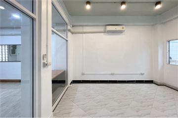 Newly Renovated 3-Story Townhouse Office Space for Rent, Just Steps Away from Ekkamai BTS Station! - 920071058-204