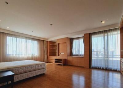 For rent apartment  4 bedrooms with balcony in Sukhumvit 63