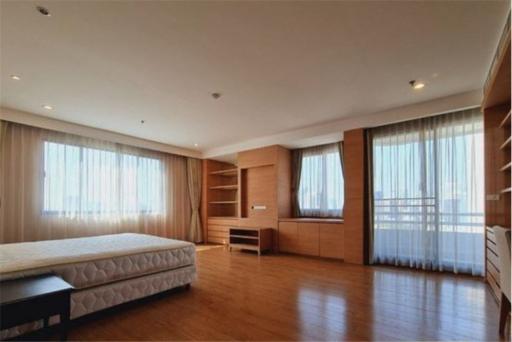 For rent apartment  4 bedrooms with balcony in Sukhumvit 63