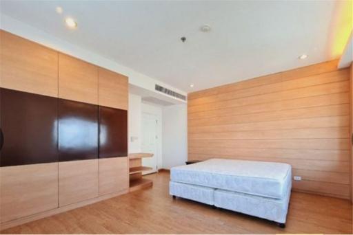 For rent apartment  4 bedrooms with balcony in Sukhumvit 63