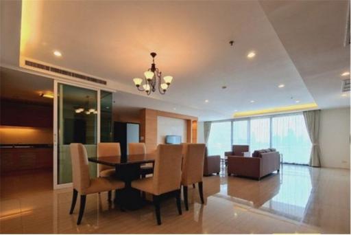 For rent apartment  4 bedrooms with balcony in Sukhumvit 63