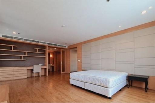 For rent apartment  4 bedrooms with balcony in Sukhumvit 63