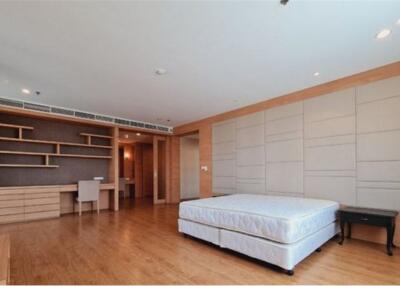 For rent apartment  4 bedrooms with balcony in Sukhumvit 63 - 920071001-10832