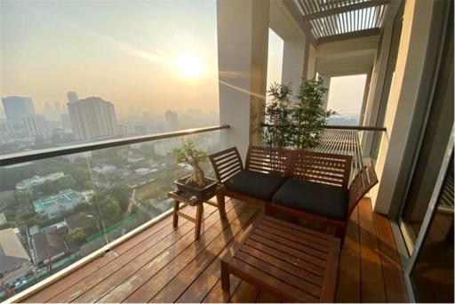 Stunning View 1 bedroom with big balcony Sathon