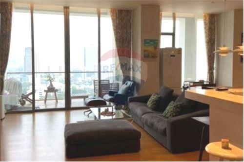 Stunning View 1 bedroom with big balcony Sathon