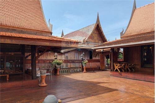 Hot Dea l Thai riverside resort, golden teak wood, size 6 rooms