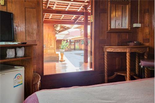 Hot Dea l Thai riverside resort, golden teak wood, size 6 rooms