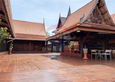 Hot Dea l Thai riverside resort, golden teak wood, size 6 rooms