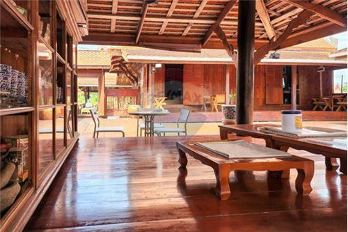 Hot Dea l Thai riverside resort, golden teak wood, size 6 rooms