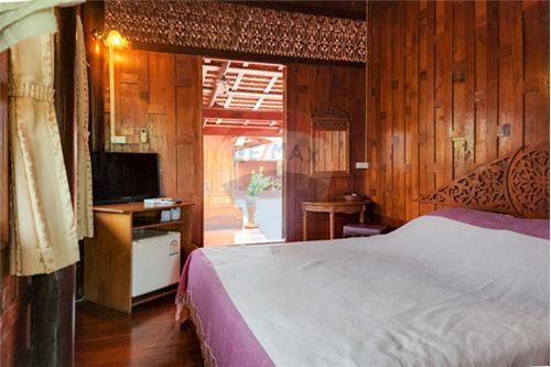 Hot Dea l Thai riverside resort, golden teak wood, size 6 rooms