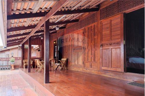 Hot Dea l Thai riverside resort, golden teak wood, size 6 rooms