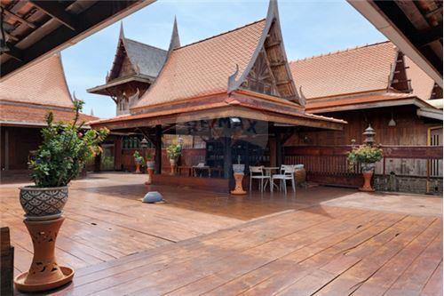 Hot Dea l Thai riverside resort, golden teak wood, size 6 rooms