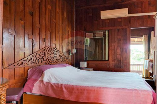 Hot Dea l Thai riverside resort, golden teak wood, size 6 rooms