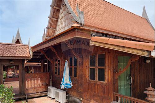 Hot Dea l Thai riverside resort, golden teak wood, size 6 rooms