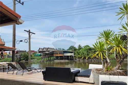 Hot Dea l Thai riverside resort, golden teak wood, size 6 rooms