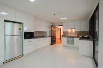 Newly Renovated! Modern 3+1Bed with unblocked view and balcony for rent in Asoke