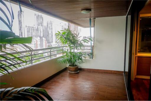 Newly Renovated! Modern 3+1Bed with unblocked view and balcony for rent in Asoke