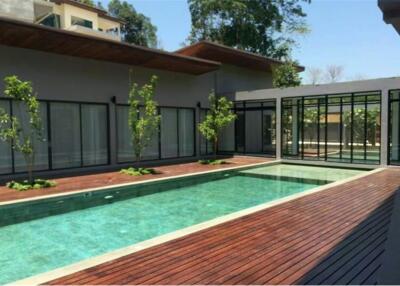 Villa with swimming pool for sale in Kathu on land of 1220 sqm