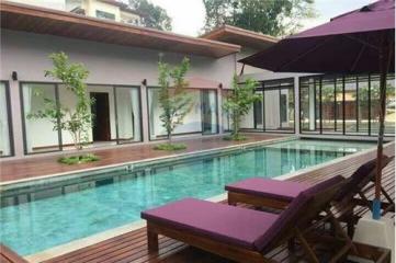 Villa with swimming pool for sale in Kathu on land of 1220 sqm