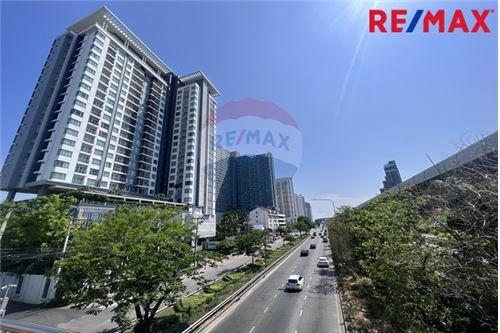 81 Sqm., 2 Beds, 2 Baths Townhouse listed for ฿ 8,200,000.