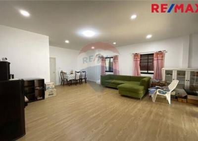 132 Sqm., 2 Beds, 2 Baths Townhouse listed for ฿ 1,990,000.