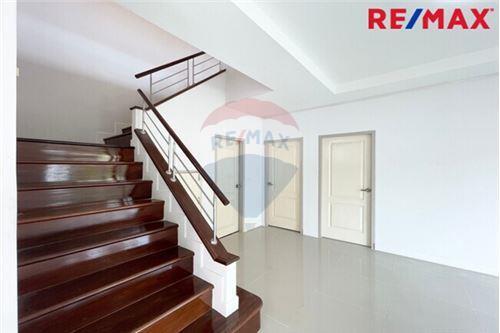 469 Sqm., 4 Beds, 3 Baths House listed for ฿ 7,000,000.